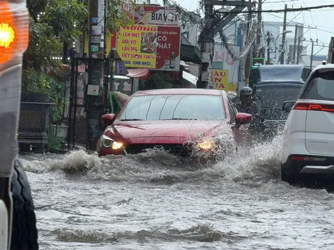 TP HCM mưa kéo dài, đường sá ngập sâu