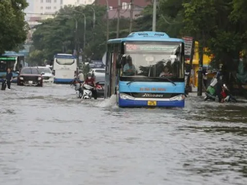 Nhiều tuyến đường ở Hà Nội vẫn 'mênh mông biển nước', tài xế phải bất lực quay đầu