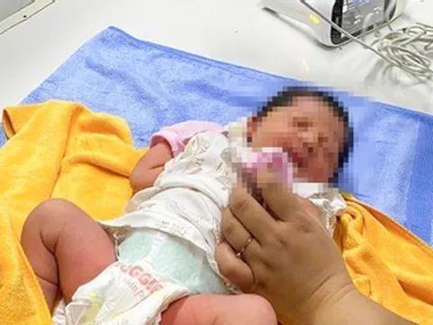 Phát hiện bé gái sơ sinh sau ngôi miếu