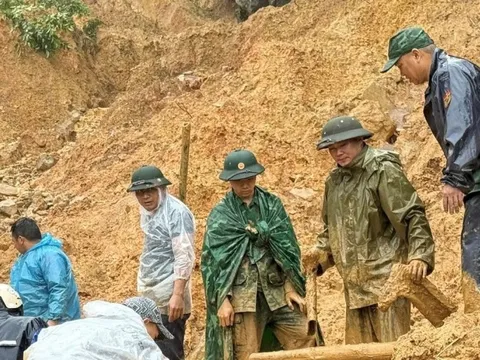 Sạt lở đất vùi lấp căn nhà, 4 người trong gia đình mất tích