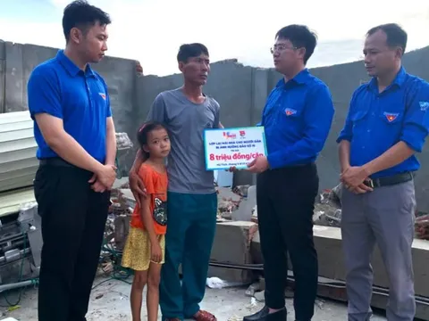 Nghẹn ngào nhận tiền hỗ trợ sau bão Bualoi để đóng viện phí cho con