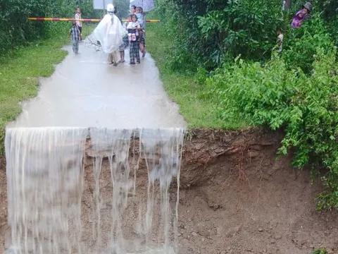 Sập cống liên hợp, nhiều hộ dân bị cô lập