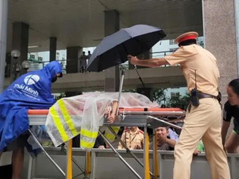 Lời khẩn cầu giữa điểm ngập lút bánh xe ở Hà Nội, cảnh sát lập tức vào cuộc