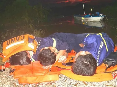 Xúc động hình ảnh 3 chiến sĩ công an chợp mắt sau nhiều giờ cứu trợ vùng lũ