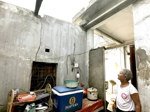 Thủ tướng: Đẩy nhanh hỗ trợ người dân bị sập nhà, tốc mái, điều trực thăng ứng cứu vùng chia cắt