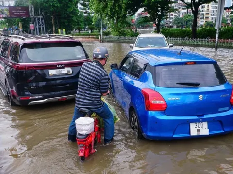 Hà Nội hỗn loạn trong ngập úng nặng: Chính quyền đã ở đâu?