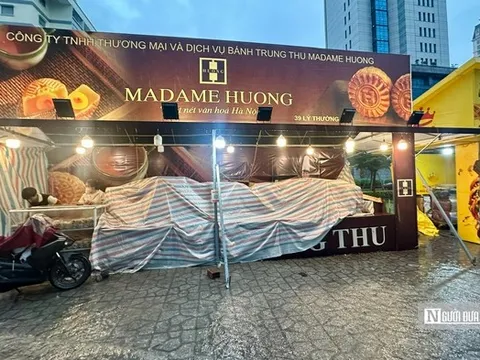 Trung thu chưa tới, tiểu thương bán bánh đã “khóc ròng theo mưa lụt”