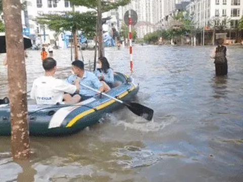 Biệt thự triệu đô Hà Nội hóa 'ốc đảo' sau mưa, thuyền bè tấp nập