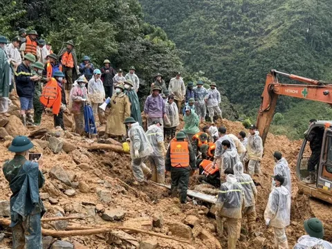 Vụ sạt lở vùi lấp 4 người trong gia đình: Tìm thấy thi thể nạn nhân đầu tiên