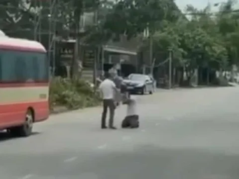 VIDEO: Tài xế xe buýt quỳ lạy giữa đường van xin vẫn bị đánh liên tiếp vào người