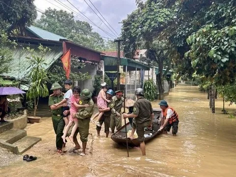 Huy động mọi lực lượng, phương tiện ứng phó với nguy cơ triều cường, ngập lụt, lũ quét, sạt lở đất sau bão số 10