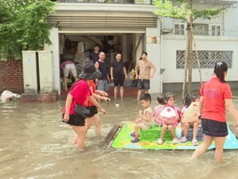 Khu đô thị, trường học thành 'ốc đảo', phụ huynh chèo thuyền đưa đón con