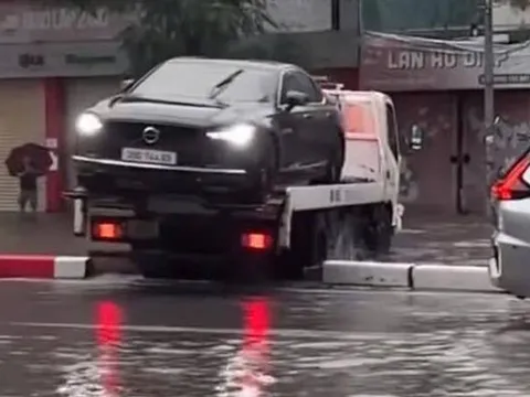 Tài xế xe cứu hộ "trèo" qua dải phân cách ngày mưa ngập bị phạt 5 triệu đồng