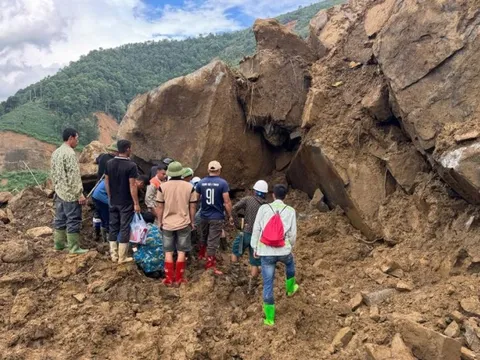 Xe bán tải cùng 3 người mất tích bí ẩn: Tìm thấy xe ô tô dưới đống đất đá sạt lở