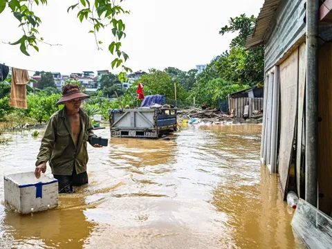Sống giữa con nước ở Hà Nội trong ngày lũ sông Hồng đạt đỉnh