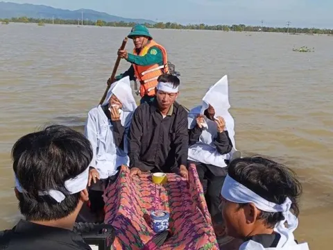 Hà Tĩnh: Nước lũ bao phủ xóm làng, người dân phải chèo thuyền tổ chức tang lễ