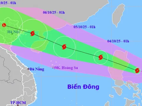 Bão Matmo giật cấp 11 gần vào Biển Đông