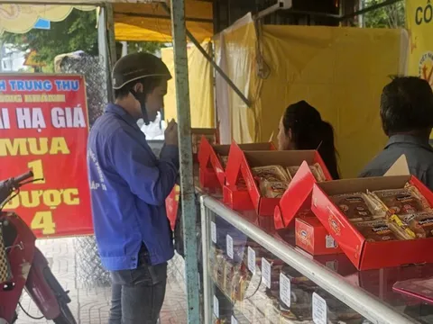 Giá một cái bánh trung thu bằng cả chục ký gạo, người nghèo tiền đâu mà mua?