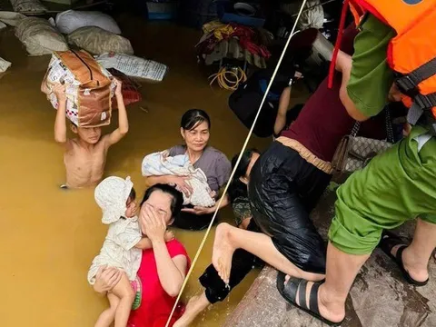 Thủ tướng: "Ai có gì giúp nấy" hỗ trợ người dân ổn định lại cuộc sống sau mưa bão