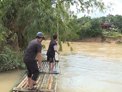 Cầu tạm bị lũ cuốn, hơn 100 người dân thôn Hành liều mình đi bè qua sông