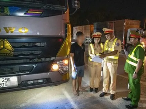 Nữ Trung tá CSGT chỉ huy bắt xe quá tải trong đêm, tài xế 'than' muốn bỏ nghề