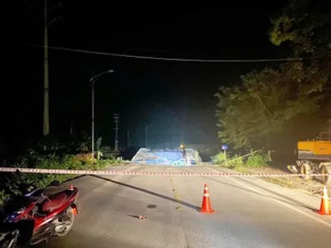 Tuyên Quang: Sập mố cầu lúc nửa đêm, vết sụt sâu 2m