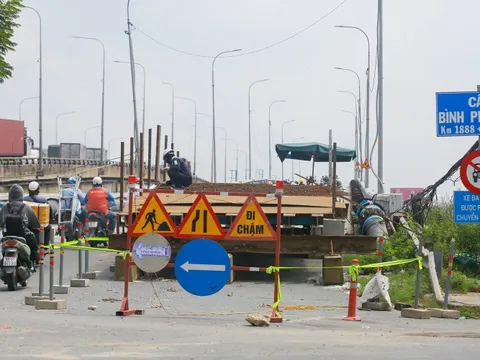 Cầu Bình Phước 1 dựng cầu sắt tạm để ‘thần đèn’ nâng lên 1,25m