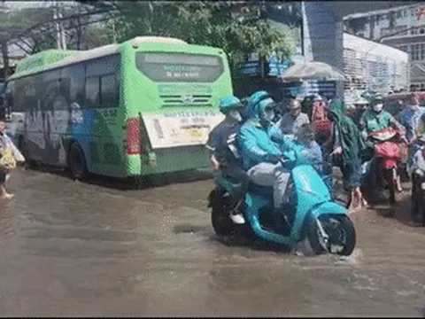 Trời nắng, người dân 'ngã ba lụt lội' vẫn bì bõm sau 3 ngày Hà Nội ngập lụt