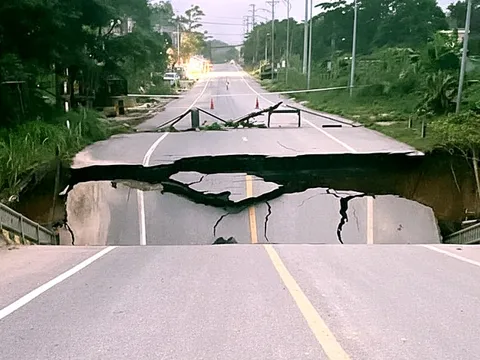 Nước lũ làm sụt lún cầu ở Tuyên Quang