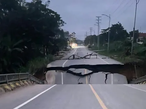 Sập cầu trên đường tránh ở Tuyên Quang