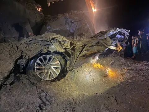 Vụ 3 người mất tích bí ẩn: Tìm thấy 2 thi thể trong xe ô tô bẹp dúm