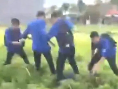 4 học sinh lớp 10 đánh đàn anh gãy sống mũi