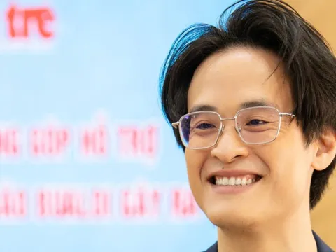 Hà Anh Tuấn góp hơn 1,3 tỉ đồng giúp đồng bão bị ảnh hưởng bởi bão số 10 (Bualoi)