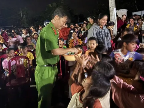 Gia Lai: Ấm áp “Đêm hội trăng rằm” cho hơn 800 thiếu nhi xã Uar