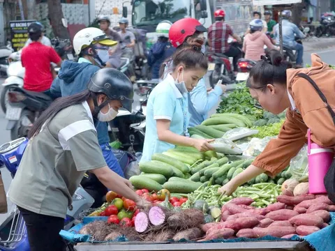 Bà nội trợ co kéo chi tiêu với mặt bằng giá mới