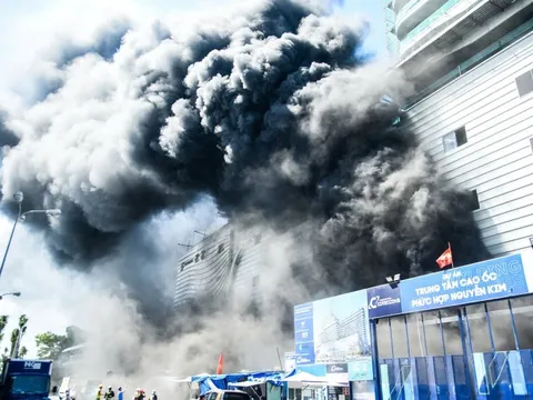 Clip: Cháy lớn tại công trường cao ốc Nguyễn Kim ở Đà Nẵng