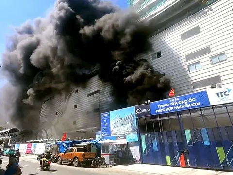 Cháy tại dự án cao ốc phức hợp Nguyễn Kim, khói đen nghi ngút