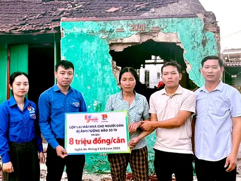 Tuổi Trẻ trao hỗ trợ, tiếp sức bà con Nghệ An dựng lại mái ấm sau bão