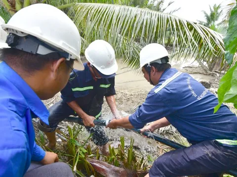 Người dân doi Mỹ Khánh, Cần Giờ thoát cảnh cúp nước không biết bể ống ở đâu