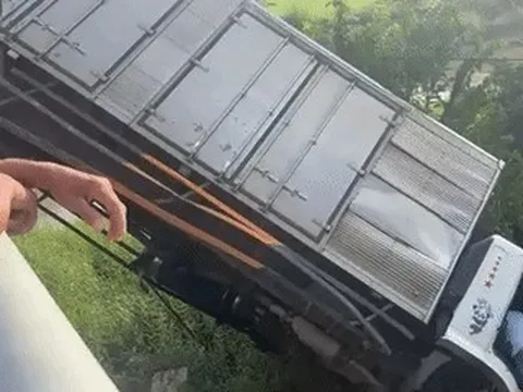 Ô tô biển số Hà Nội mất lái, tông gãy rào chắn rồi lao xuống sông