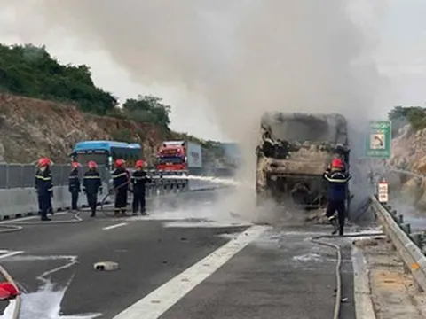 Ô tô chở 30 người bốc cháy, nam tài xế vội hô hoán hành khách thoát thân