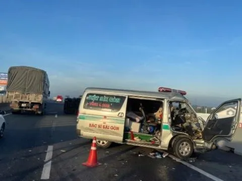 Va chạm trên cao tốc: Một ô tô lật ngang, một xe biến dạng