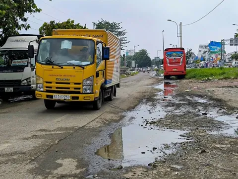 Đường Kha Vạn Cân xuống cấp: 'Combo' ngập, bụi và xe khách dừng đỗ bát nháo