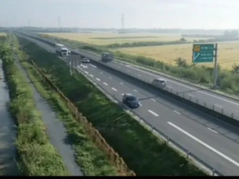 Tài xế dừng ô tô ở cao tốc để bay flycam, quay hình đăng TikTok