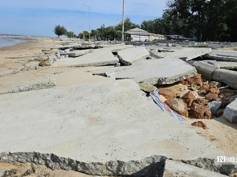 Huế: Công bố tình huống khẩn cấp sạt lở bờ biển do ảnh hưởng của bão số 10