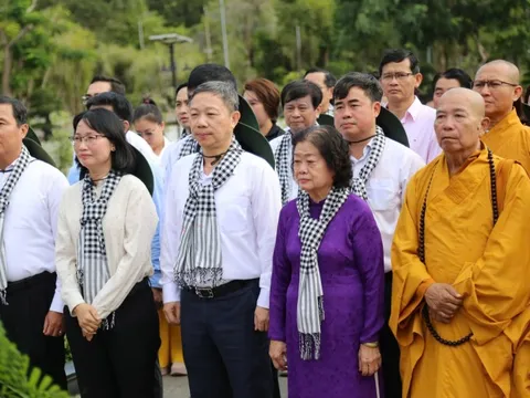 Đoàn Đại biểu tham dự "Hội sách Côn Đảo" dâng hương tri ân anh hùng liệt sĩ