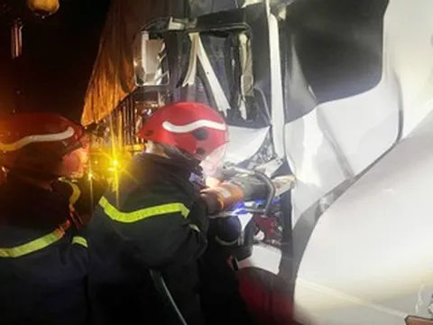 Giải cứu 2 người mắc kẹt trong cabin xe sau tai nạn trên cao tốc TPHCM - Dầu Giây