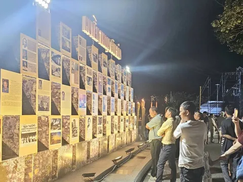 Khai mạc "Hội sách Côn Đảo", trao tặng công trình "Đường cờ Tổ quốc, đường hoa Côn Đảo"