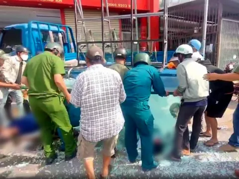 Bị chục tấm kính hàng trăm ký đè ngang ngực, 2 người thoát chết nhờ gặp công an