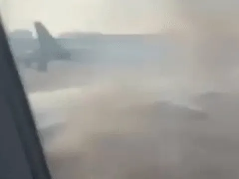 Máy bay bốc khói ở sân bay Tân Sơn Nhất khi chuẩn bị cất cánh ra Hà Nội